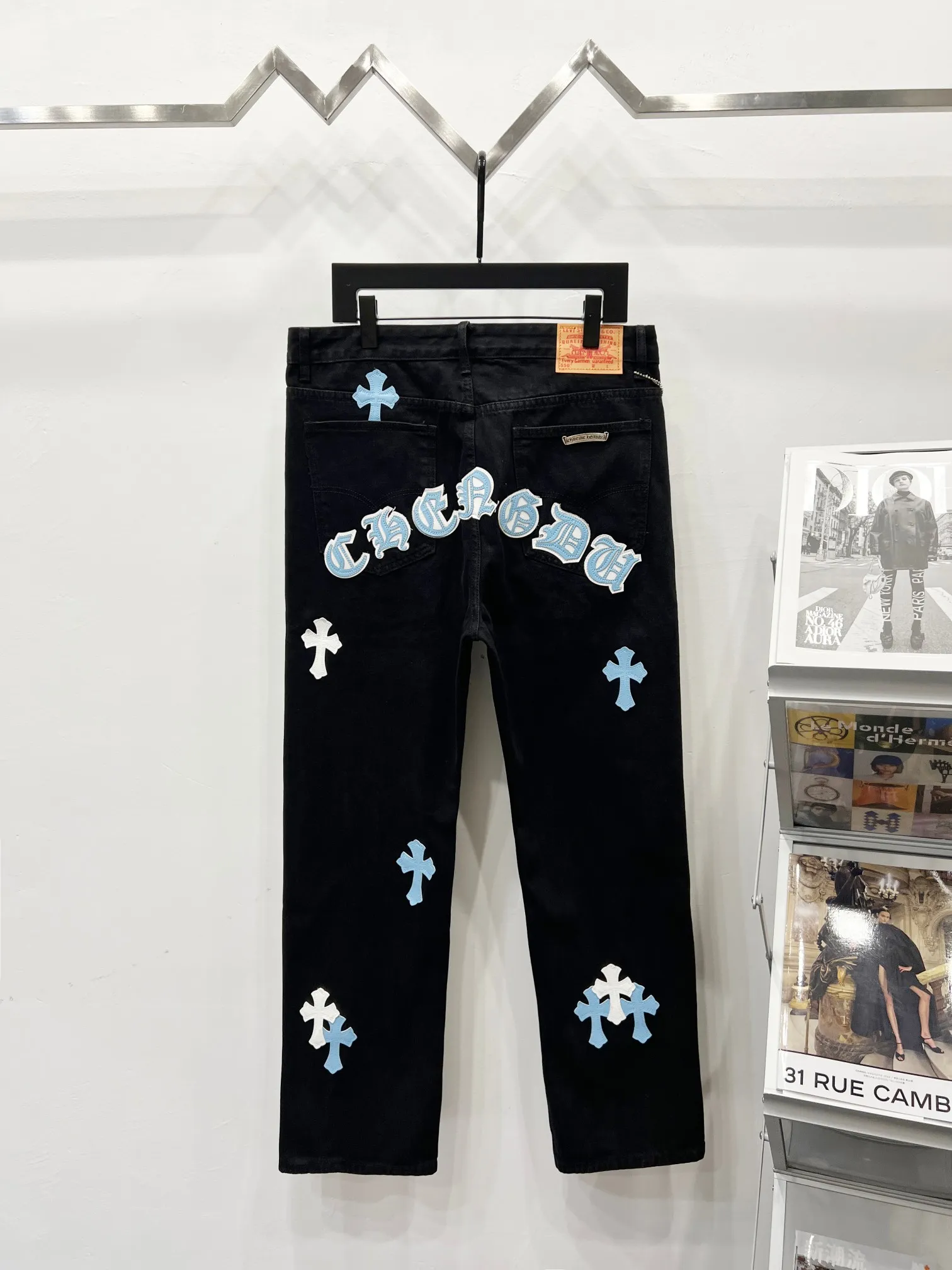 P260 Style number: (K650) Style number: (K550) Chrome Hearts & Chrome Hearts CH city limited series Sanskrit cross patch leather jeans need to be washed and then disassembled and hand-sewn sheepskin cross leather is then spliced ​​to complete. The whole piece requires too much craftsmanship to explain. The texture can be seen in the hand, and it looks good. The styles with different washed textures are very friendly to people with thin legs and thick legs. The straight version is very flattering to the leg shape. The moderate length is timeless and can be matched easily and casually. It is the basic styling foundation for various styles and is a must-have in the wardrobe! The fabric is stiff but also makes the upper body soft without losing texture. The washing process is even more perfect. It is a must-have item for everyone! ! ! Washed wheat, hang tag, pants label, three labels are complete, the upper body effect is particularly stiff and stylish, super stylish, same style for men and women - Color: Size: 28 30 32 34